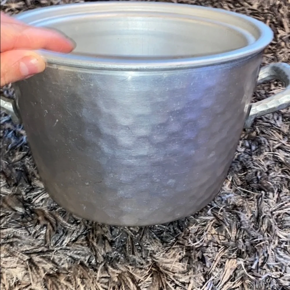 Vintage pounded aluminum ice bucket Everlast 5001.